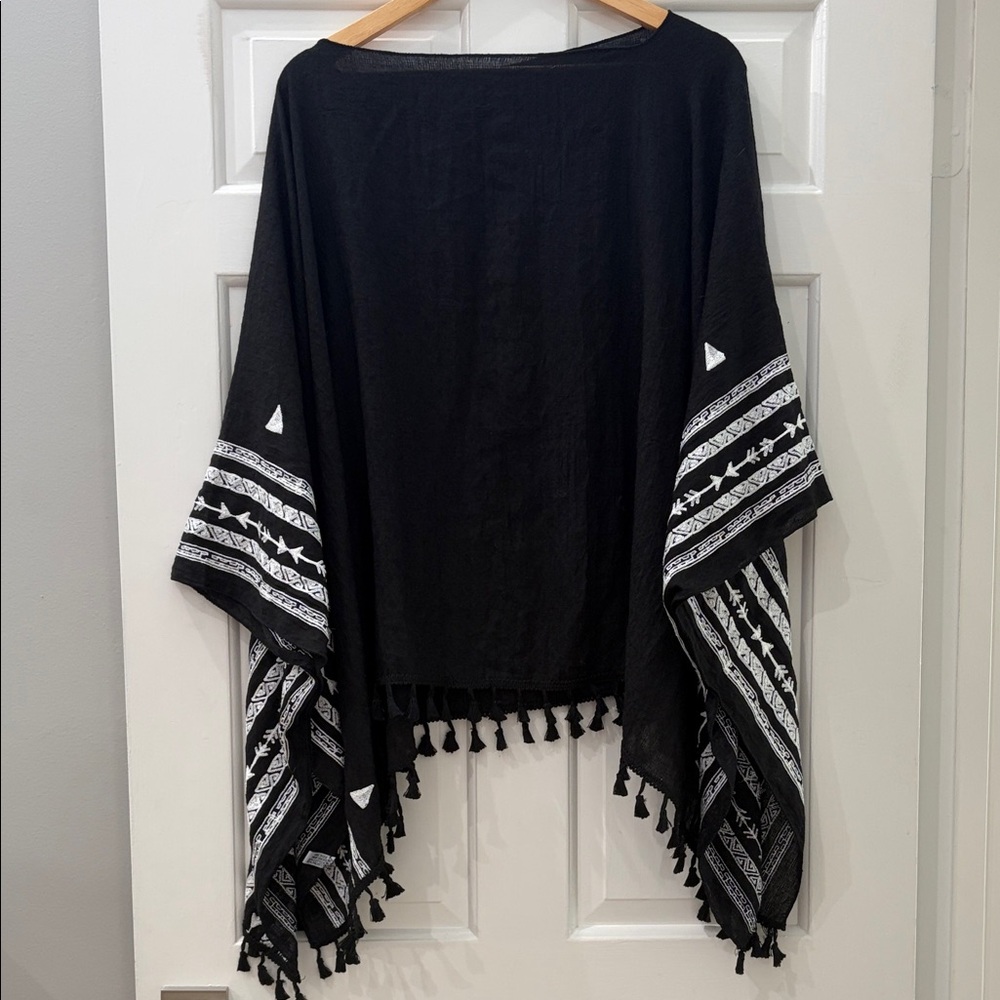 Three Bird Nest Black and White Tassel Cover